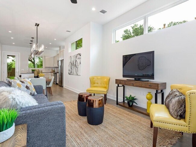 Building Photo - 1111 Brookswood Ave