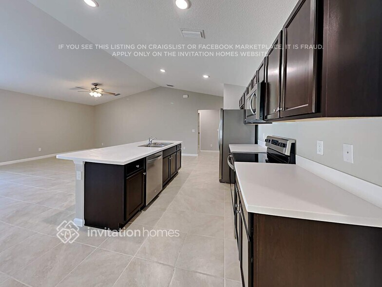 Building Photo - 679 SW Lucero Dr