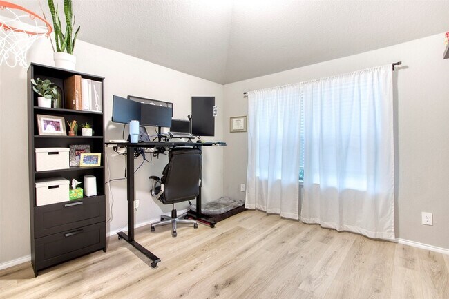 Building Photo - 2846 Hudson Dr