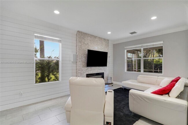 Building Photo - 6047 Seminole Gardens Cir
