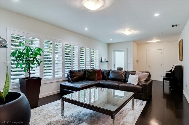 Building Photo - 1545 Siena Ave