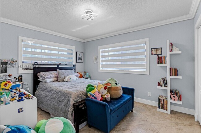 Building Photo - 9901 SW 35th Terrace