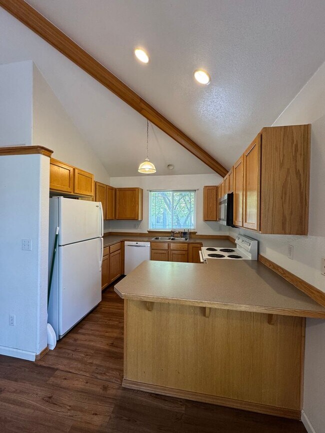 Building Photo - 3 Bed 2.5 Bath Town Home in Running Y - Ac...