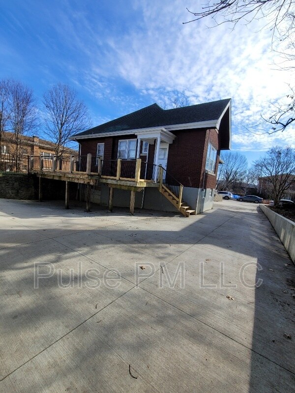 Building Photo - 204 E 26th St
