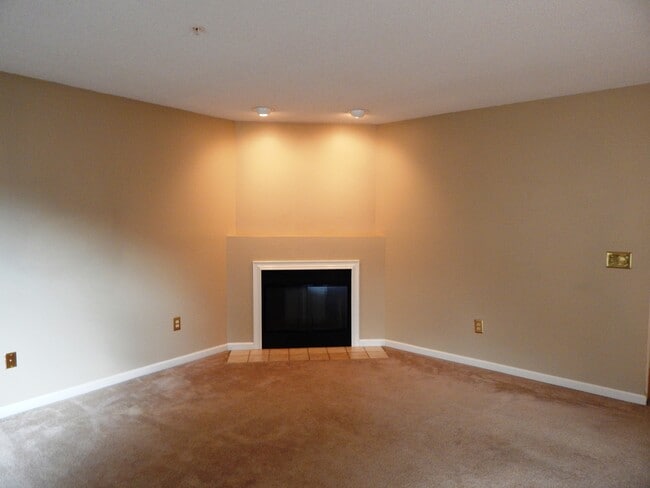 Building Photo - 629 Danbury Rd