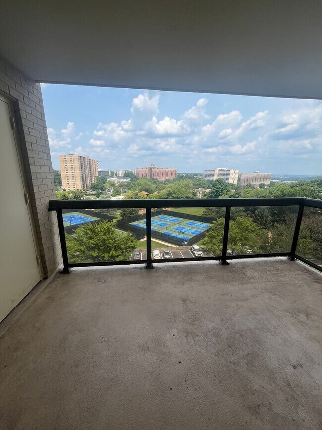 Building Photo - 307 Yoakum Pkwy