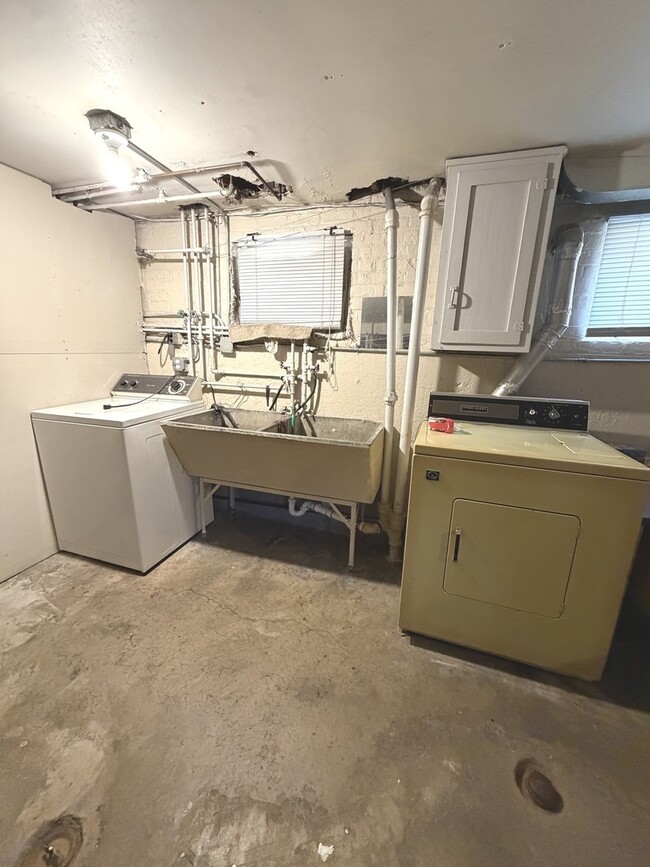 Building Photo - 2649 W Balmoral Ave