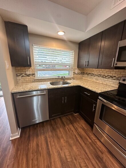 Kitchen - 2003 Valley Dr