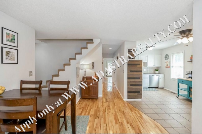 Building Photo - Inviting 3 Bedroom Close to Everything-Available in MAY!!