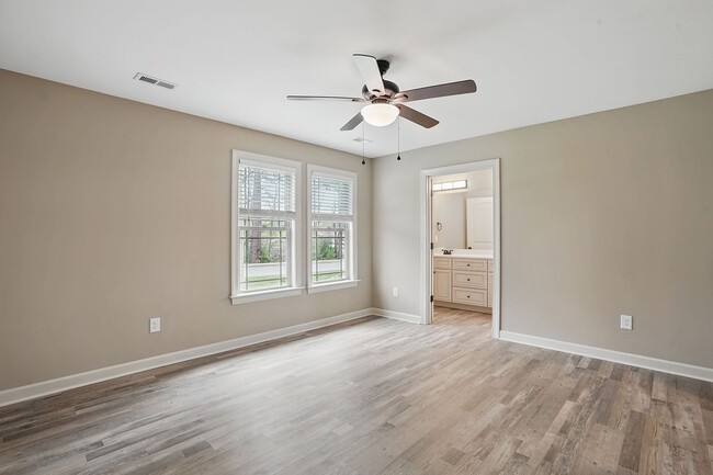 Building Photo - AVAILABLE NOW!  LIKE NEW! Cute One-Story R...