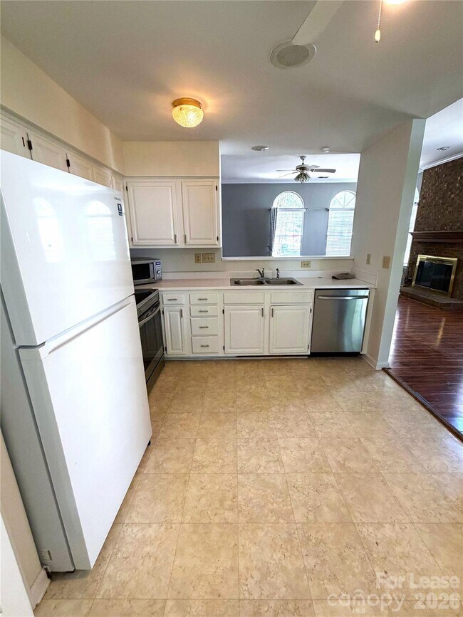 Building Photo - 900 Gretna Green Dr
