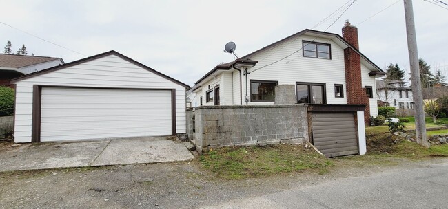 Building Photo - Rare opportunity to live in a stunning 5 B...