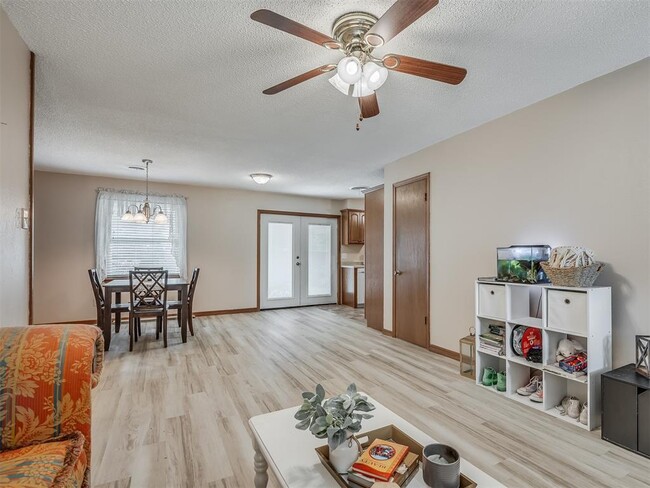Building Photo - 1220 Columbia Ct
