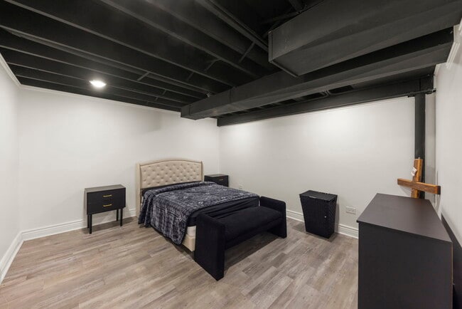 Building Photo - 9525 Parkside Ave