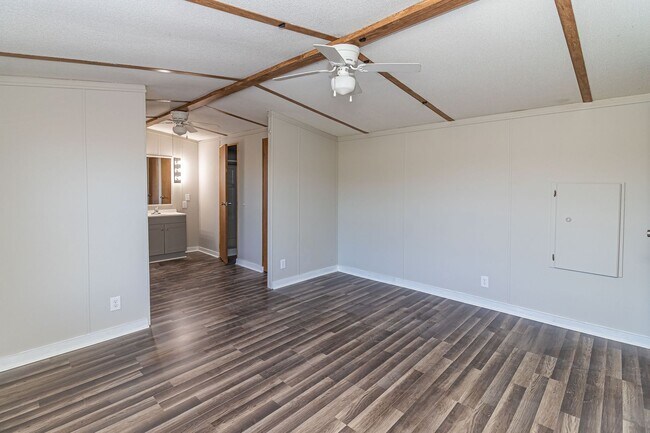 Building Photo - Rosewood Rental! Newly Remodeled 2 BR, 2 B...