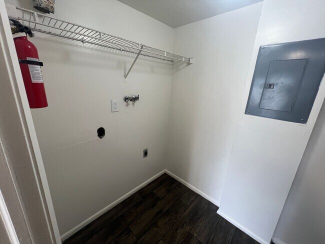 Building Photo - Cozy 3B/1 Bath Townhome in West Valley