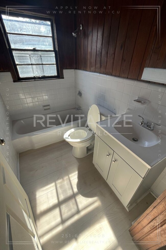 Building Photo - Cozy 2-Bedroom Duplex with Vintage Charm &...