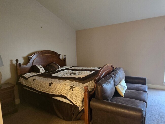 Building Photo - Spacious Condo With Covered parking