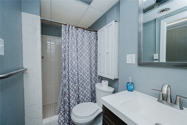 Building Photo - 979 Barclay Rd