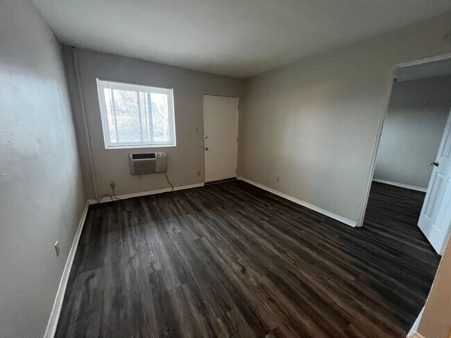 Building Photo - Cute, Affordable 1 Bedroom Apartment in Maplewood!