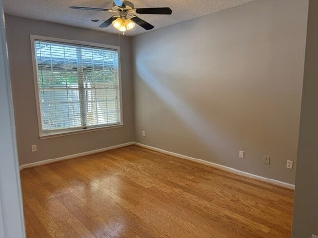 Building Photo - freshly paint 3 bed 2 bath townhome