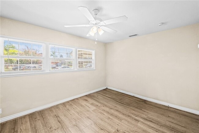 Building Photo - 542 N Waverly St