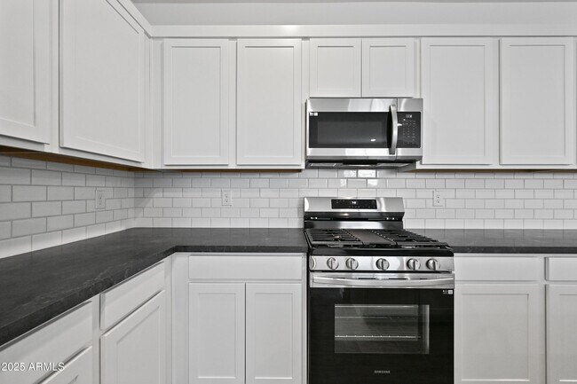 Building Photo - 17017 W Molly Ln