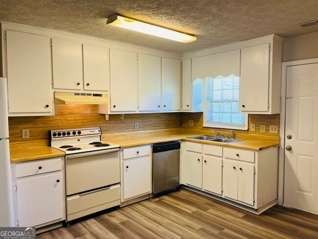 Building Photo - 10 Fredda Ln