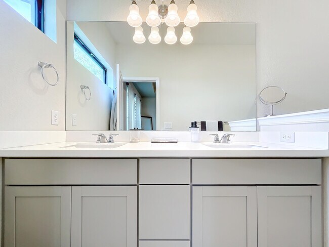 Building Photo - 2757 Troubadour St