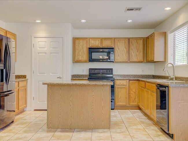 Building Photo - 3 Bedroom 2.5 Bathroom