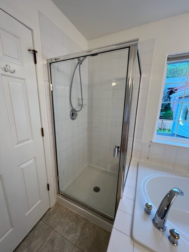 Building Photo - Beautiful 4 Bedroom Eagle River Home!