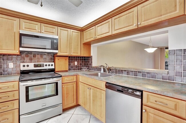 Building Photo - 4615 Carambola Cir S