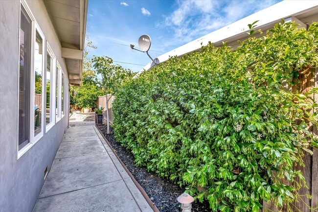 Building Photo - Gorgeous Vibrant Home In Santa Clara