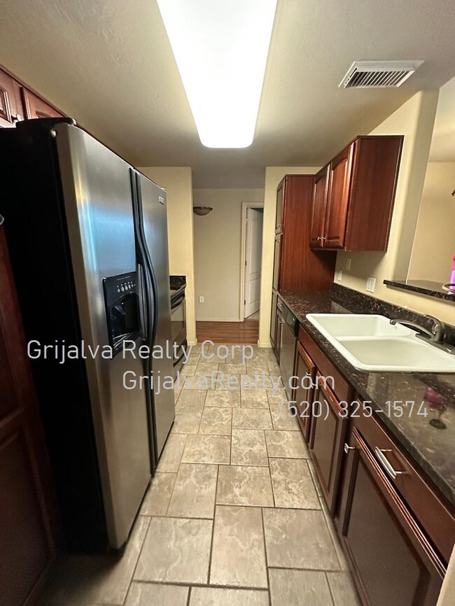 Building Photo - 2 Bed, 2 Bath Condo in Foothills Gated Com...