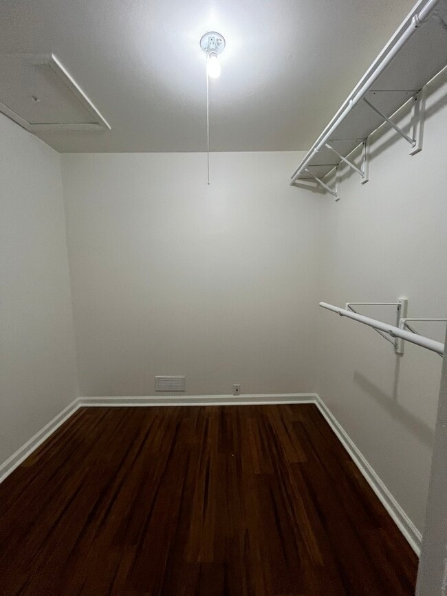 Building Photo - 1451 Cove Dr