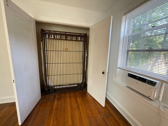 Building Photo - 833 Hamlin St