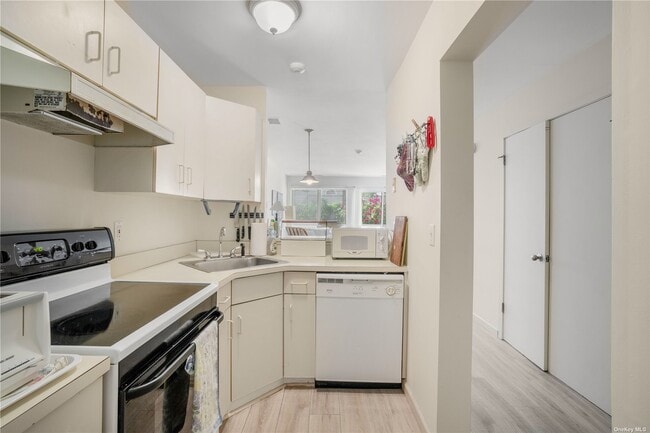 Building Photo - 220 Montauk Hwy