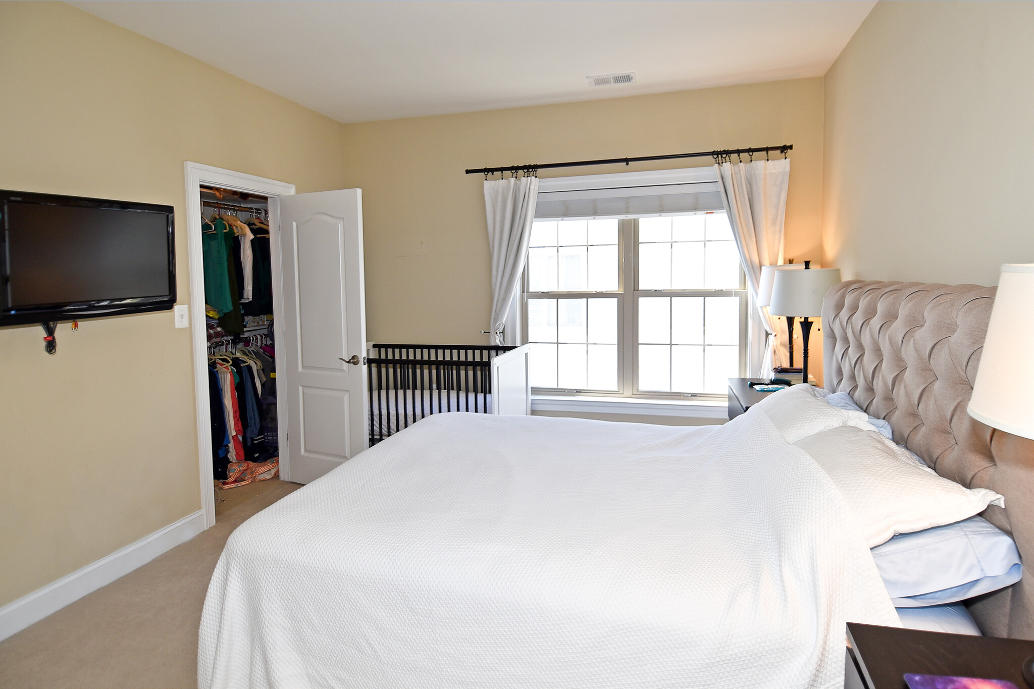 Primary bedroom - 451 N George Mason Dr