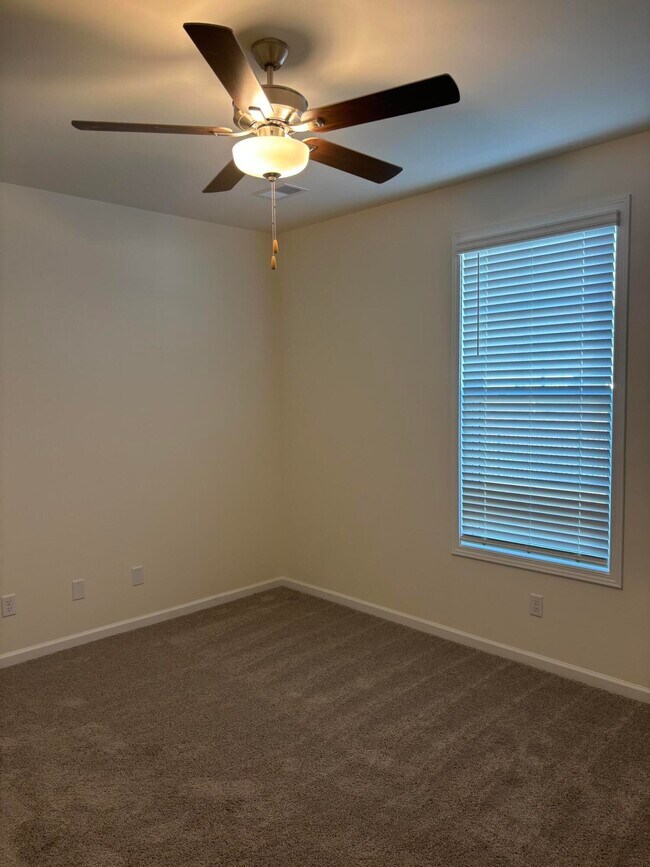 Building Photo - 372 Acorn St