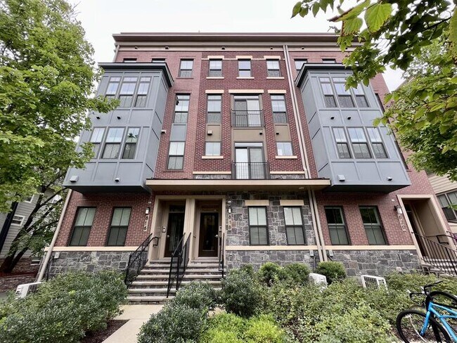 Building Photo - 818 Fern Pl NW