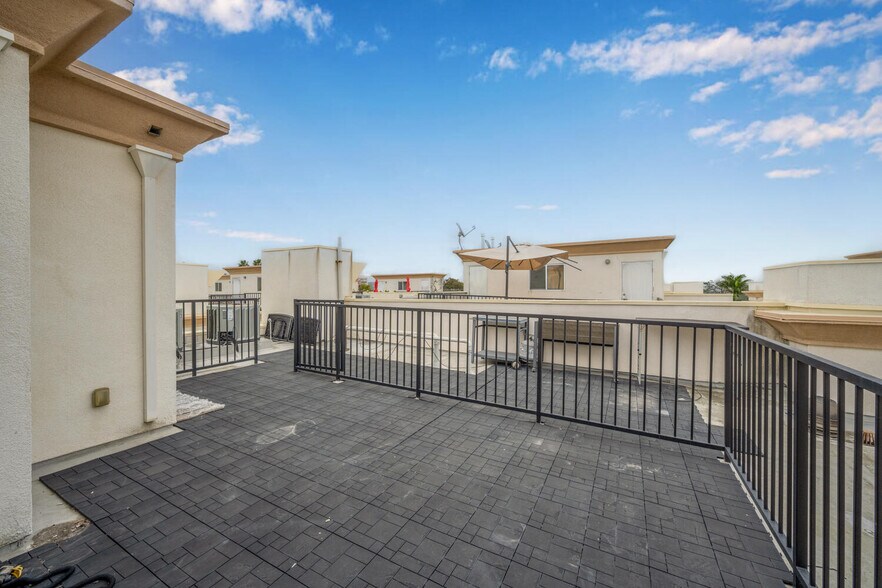 Building Photo - 7403 S Sepulveda Blvd