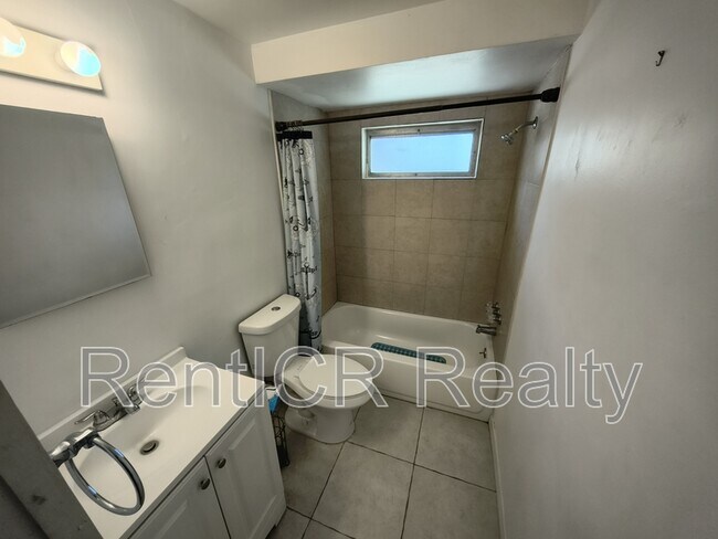 Building Photo - 561 Laura Ln