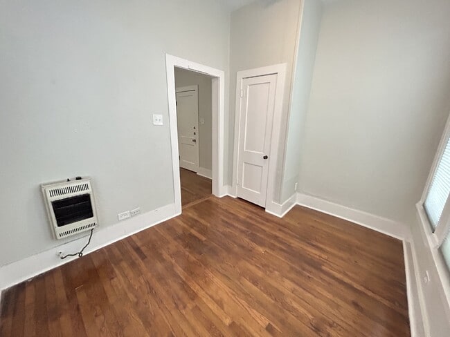 Building Photo - Renovated unit ready to move in by Downtow...