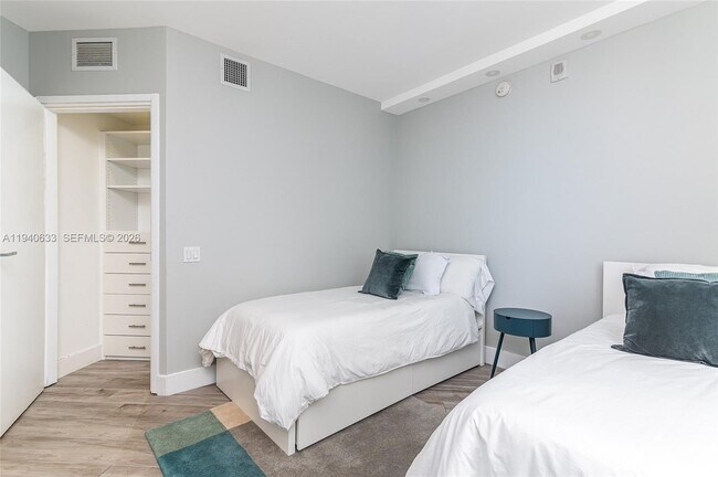 Building Photo - 1300 Brickell Bay Dr