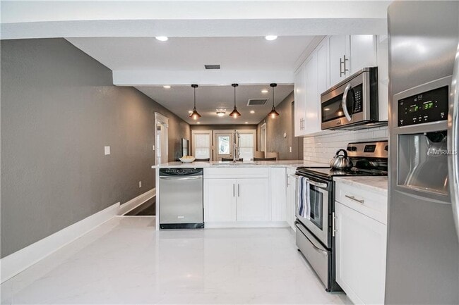 Building Photo - "Charming 3-Bed, 2-Bath Gem in Tampa's Heart - 1244 Sq Ft of Comfort Awaits!"