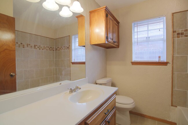 Building Photo - 6000 SE 86th St