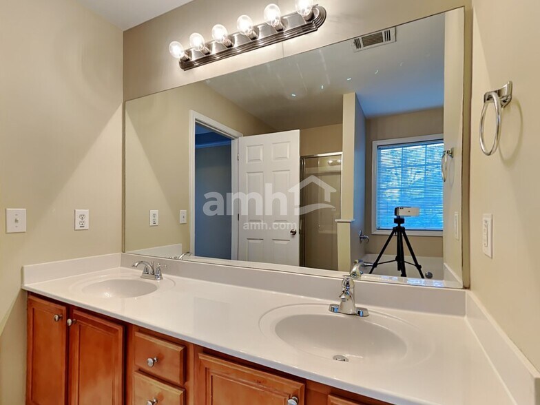Building Photo - 708 Austin Creek Dr