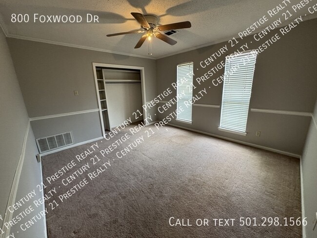 Building Photo - 800 Foxwood Dr