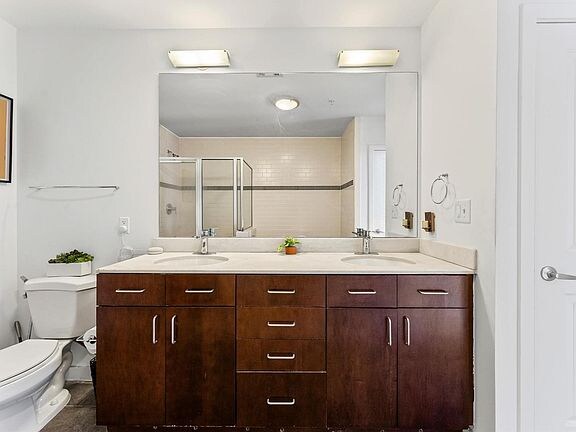 Building Photo - 5925 Almeda Rd