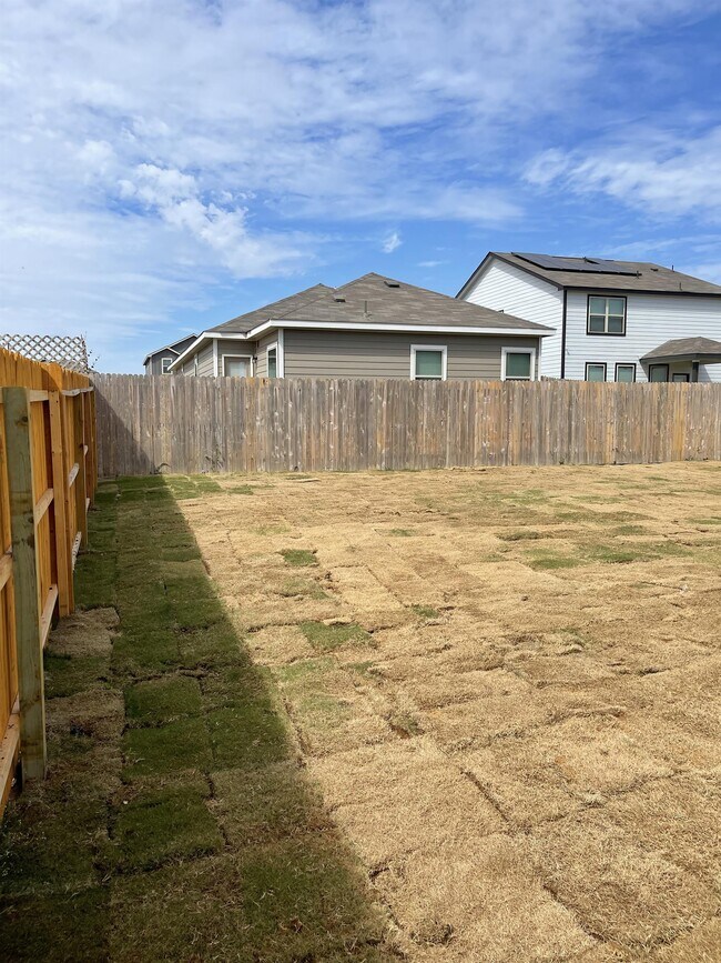 Building Photo - 2532 Ayers Dr